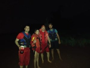 Menino de 11 anos é resgatado após barco afundar no Lago de Itaipu; pai do garoto está desaparecido