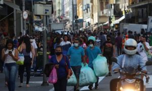 Movimento de brasileiros em Cidade do Leste, no Paraguai, aumenta com as compras de fim de ano