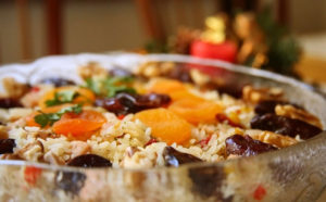 Arroz natalino fácil de fazer, com nozes, castanhas e frutas secas