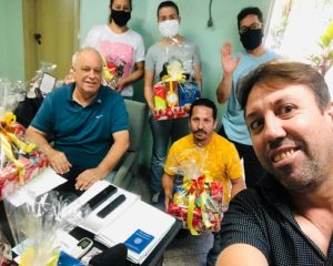 Equipe das Rádios Cidade FM e Campos Dourados FM recebe cesta de natal da direção