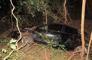 Capotamento deixa veículo destruído na PR 488, em Santa Helena