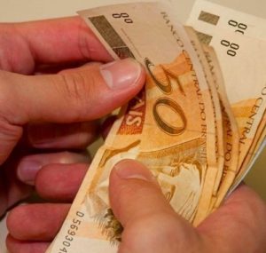 Publicada Medida Provisória que fixa salário mínimo em R$ 1.100