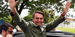 Bolsonaro encontra presidente do Paraguai para visitar construção da Ponte da Integração em Foz do Iguaçu, PR