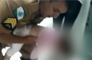 Policial rodoviário salva criança de um ano e seis meses que estava engasgada, em Guarapuava
