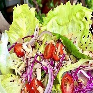 Salada mix de folhas com quinoa, amêndoas e outros complementos