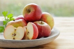 Remédios caseiros para acalmar a azia com maçã