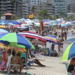 Litoral cheio de veranistas acende alerta para janeiro