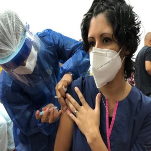Vacina contra a Covid-19: Profissionais de saúde de Porto Iguaçu, na Argentina, começam a ser imunizados