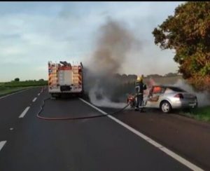 Carro com placas de Medianeira é encontrado pegando fogo na rodovia entre Apucarana e Cambira