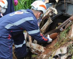 Homem tem membro amputado e morre após caminhão de leite ficar sem freio e bater na serra entre Santa Helena e Diamante do Oeste