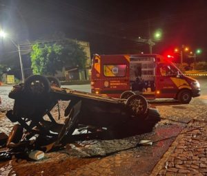 Carro capota várias vezes, e motorista e passageiro saem andando do veículo, em Medianeira