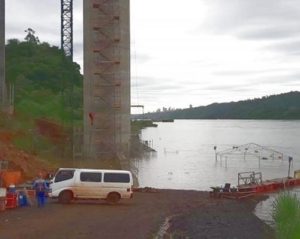 Rio Paraná sobe e já obriga operários da Ponte da Integração a recolher materiais