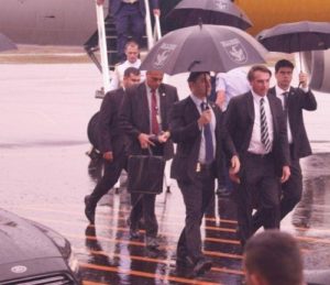 Bolsonaro chega a Cascavel e cumprimenta apoiadores no Aeroporto