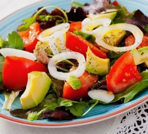 Salada de abacate: confira a receita fácil com essa fruta incrível