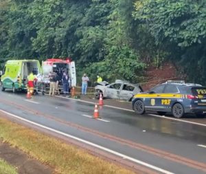 Duas pessoas morrem após carro sair da pista e pegar fogo na BR-277, em São Miguel do Iguaçu