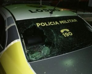 Tabacaria descumpre toque de recolher, e dono quebra carro da polícia no Paraná, diz PM