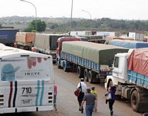 Caminhoneiros brasileiros bloqueiam a Ponte Tancredo Neves