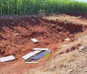 Corpo de mulher é encontrado dentro de armário abandonado às margens de estrada rural, em Cascavel