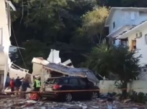 Pessoa morre soterrada após desabamento de prédio em Florianópolis