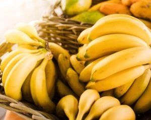 Conab aponta queda no preço pago no PR ao produtor de banana, batata doce e maçã e alta para o milho