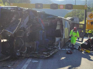 Duas pessoas morrem em acidente envolvendo ônibus do Umuarama Futsal