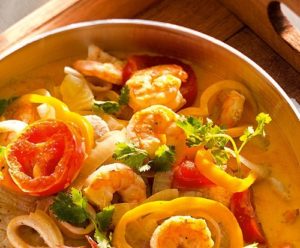 Aprenda a fazer sopa de peixe com camarão para o inverno