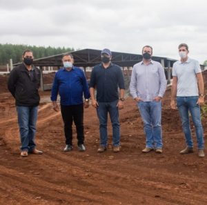 Prefeito e vice visitam construção de complexo de aviários para produção de ovos férteis em São Miguel do Iguaçu