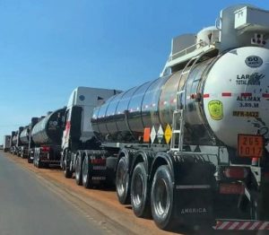 Greve de caminhoneiros no Paraguai forma fila perto da Ponte da Amizade e prejudica motoristas brasileiros