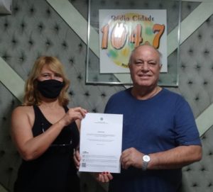 Diretor Antonio Vasconcelos recebe da UTFPR certificado de boas práticas de comunicação para as Rádios Cidade FM e Campos Dourados FM