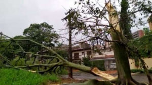 Reflexos do temporal no Paraná ainda afetam o abastecimento em cidades e distritos