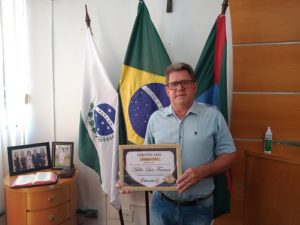 Prefeito de Missal recebe certificado Prime Destaques com 83% de aprovação popular