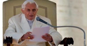 Bento XVI pede desculpas; e nega acobertar padres que cometeram abusos