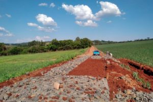 Obras de pavimentação poliédrica são iniciadas na Linha Farroupilha em Serranópolis do Iguaçu