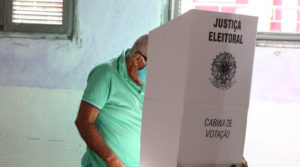 Eleitor que for flagrado com celular em cabine de votação poderá ser retirado do local. Armas também estão proibidas