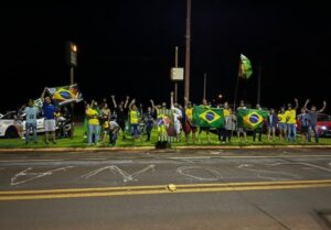 Eleitores realizam manifestações na BR-163 e PR-182; uma pessoa foi presa