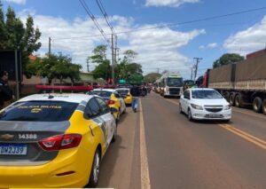 A Polícia Militar do Paraná segue atuando para fazer a liberação dos trechos bloqueados nas rodovias estaduais.