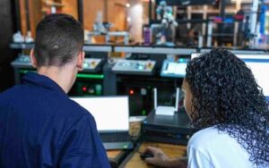 IEL abre mais de 1,9 mil vagas de estágio com bolsas de até R$ 2,6 mil