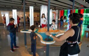 Investimentos no SESI Lab retornam triplicados para a economia brasileira, aponta FGV