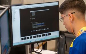 Setor de TIC deve gerar 147 mil vagas até o fim de 2025; parceria entre SENAI e empresas pretende ampliar formação na área