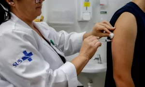 Vacinação contra HPV para jovens de 15 a 19 anos é estendida até dezembro pelo SUS