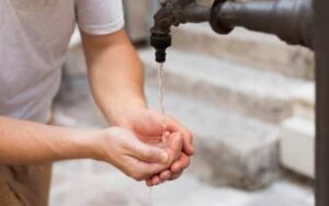 Estudo do Ipea aponta custo por pessoa para universalizar água e esgoto no Brasil