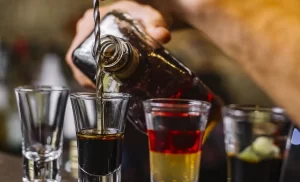 Intoxicação por metanol: Brasil registra aumento expressivo de casos