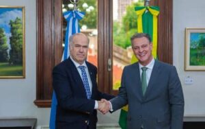 Brasil e Argentina fortalecem cooperação sanitária para o comércio avícola