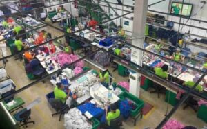 Produção do setor têxtil aumenta 18%, com redução de 70% das emissões de CO₂, em 20 anos