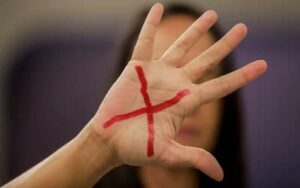 Violência doméstica: 7 em cada 10 agressões acontecem diante de outras pessoas