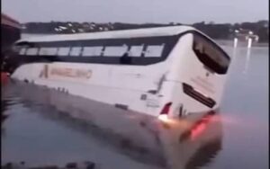 Retirada do ônibus que caiu de balsa no Rio Tocantins será realizada nos próximos dias, diz DNIT