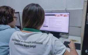 Internet chega a 4 mil das escolas públicas do Ceará