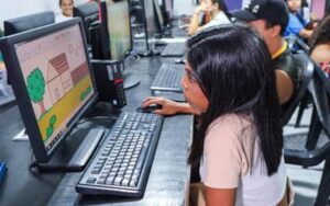 Programa Computadores para Inclusão cria mais de 70 novos laboratórios de informática no Paraná em 2025