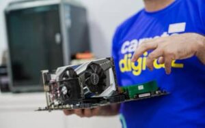 Carreta Digital leva formação tecnológica gratuita para 1.500 alunos de baixa renda de Rio Grande