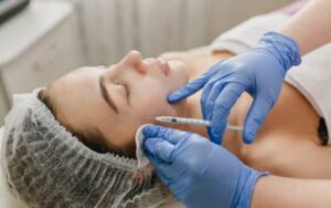 Biólogos na Estética? Nova resolução autoriza procedimentos injetáveis por profissionais da Biologia e reacende polêmica